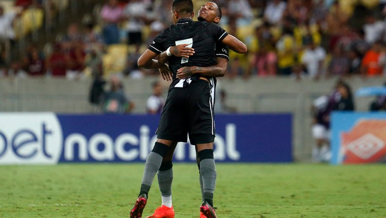 Tchê Tchê foca em títulos para o Botafogo e comemora assistência de perna esquerda no clássico: ‘Me considero ambidestro’
