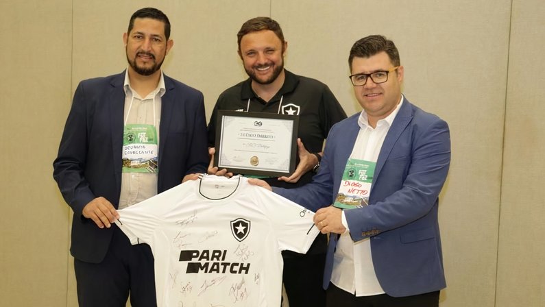 André Mazzuco recebe prêmio pelo Botafogo