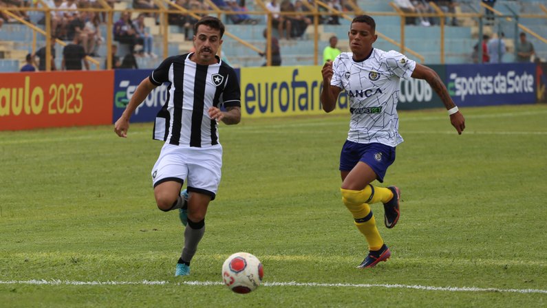 Com currículo vitorioso na base, Bernardo vai bem na lateral do Botafogo na Copinha e sonha alto: ‘Esperamos chegar até o dia 25’