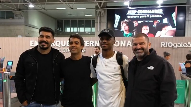 Jeffinho, do Botafogo, embarca para acertar com o Lyon