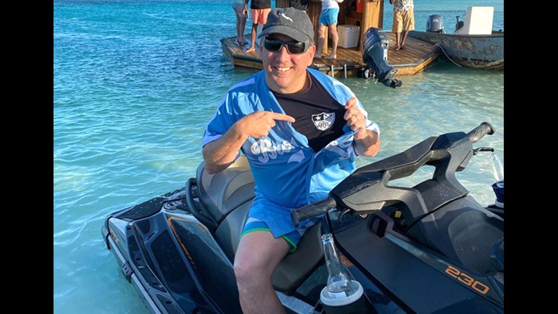 John Textor, de camisa do Botafogo, curte férias nas Bahamas
