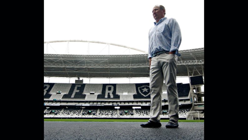 John Textor, acionista da SAF Botafogo, em visita ao Estádio Nilton Santos em janeiro de 2022