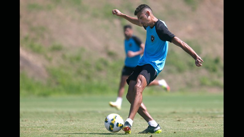 Juninho no treino do Botafogo em abril de 2022
