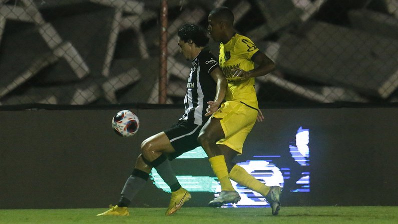 Matheus Nascimento evolui parte física no Botafogo e ganha mais de 2,5kg em duas semanas
