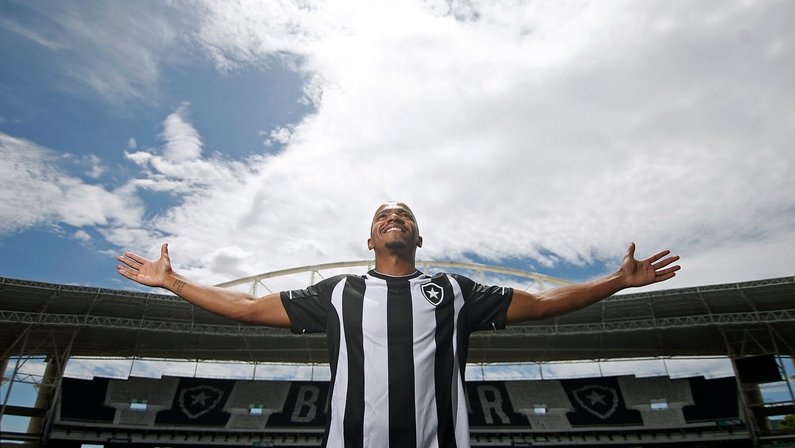 Marlon Freitas vai esquentar disputa no meio-campo do Botafogo