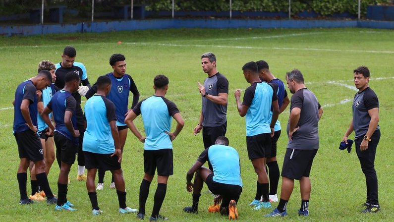 Chuva, jogo ofensivo e duelo com time da casa: técnico do Botafogo projeta duelo contra o São Carlos na Copinha e deve repetir escalação