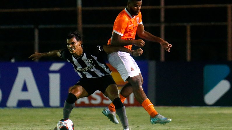Comentaristas pedem ‘senso de urgência’ a Luís Castro e fim do rodízio no Botafogo: ‘Não há ainda um padrão de jogada’