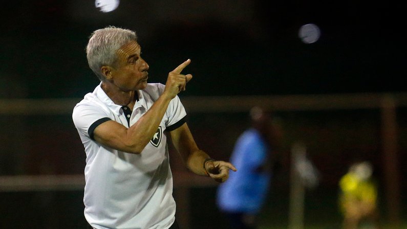 Comentarista se incomoda com críticas do técnico do Botafogo ao antijogo do Nova Iguaçu: ‘Se estivesse do outro lado, provavelmente faria o mesmo’