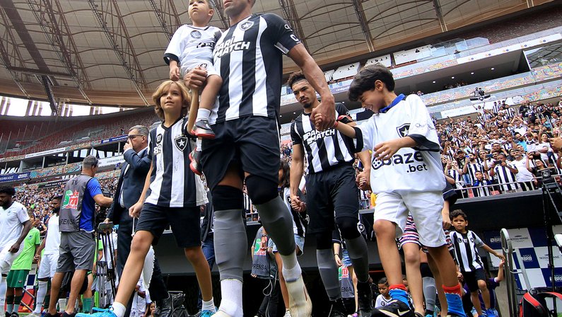 Jornalista aponta novidade em estilo de jogo do Botafogo: ‘Me chamou muita atenção a pressão alta’