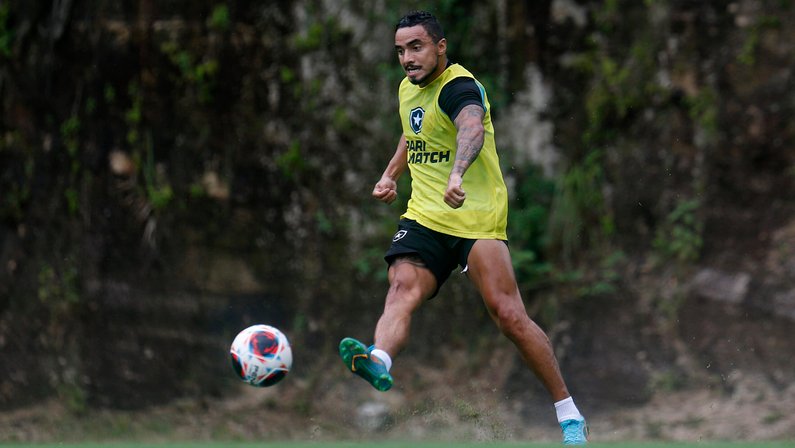 Recuperado de dores nas costas, Rafael volta a treinar com o grupo no Botafogo nesta sexta