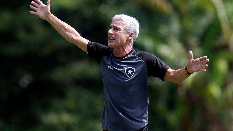Luís Castro é culpado ou vítima no Botafogo? Você o manteria?