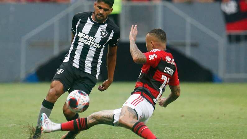 Lado direito é o maior problema do Botafogo em 2023?