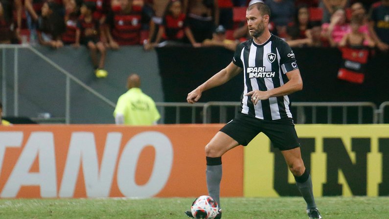 Botafogo: Joel Carli é punido por apenas um jogo, já cumprido, e pode voltar quarta contra a Portuguesa