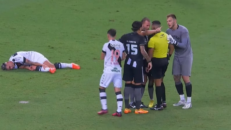 Comentarista corneta confusões de Vasco x Botafogo e acha que Joel Carli deveria ser expulso: ‘Era para tomar uns três amarelos’