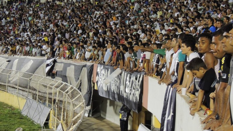 Torcida Botafogo na Arena Batistão, em Aracaju