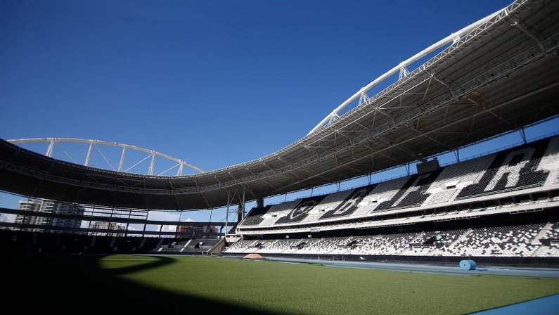 Estádio Nilton Santos, do Botafogo, com grama sintética