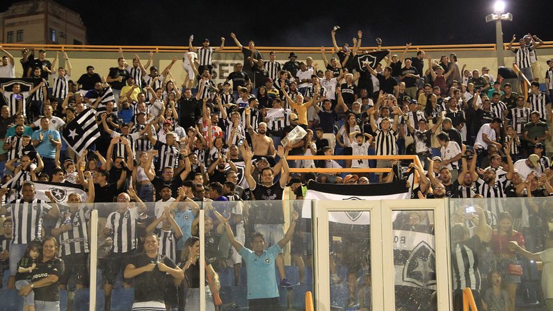 Botafogo planeja melhorias no programa de sócios a ‘quatro mãos’: ‘Ouvir o que torcedor acha que é melhor’