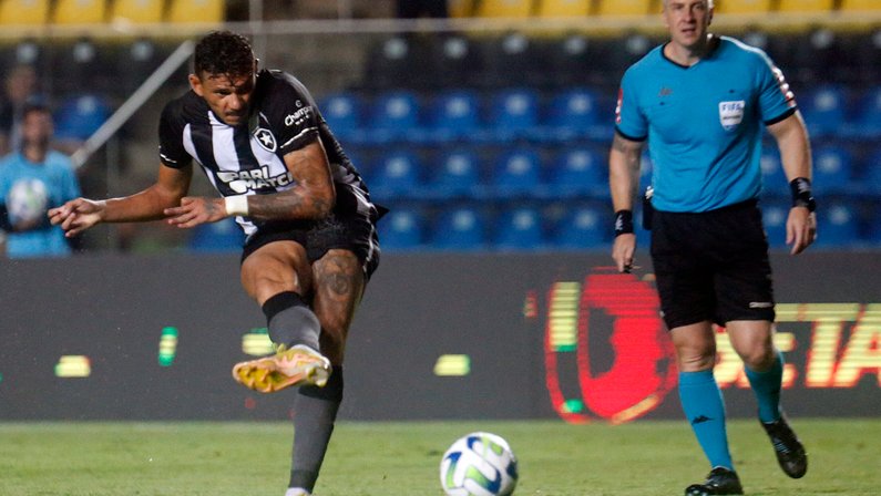 Tiquinho Soares comemora hat-trick no Botafogo e diz: ‘Aos poucos vamos trazendo a torcida para o nosso lado’