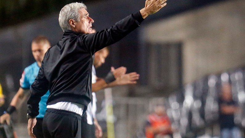 Comentarista critica trabalho de Luís Castro no Botafogo e levanta ponto: ‘Perfil dele não é mais de diretor?’