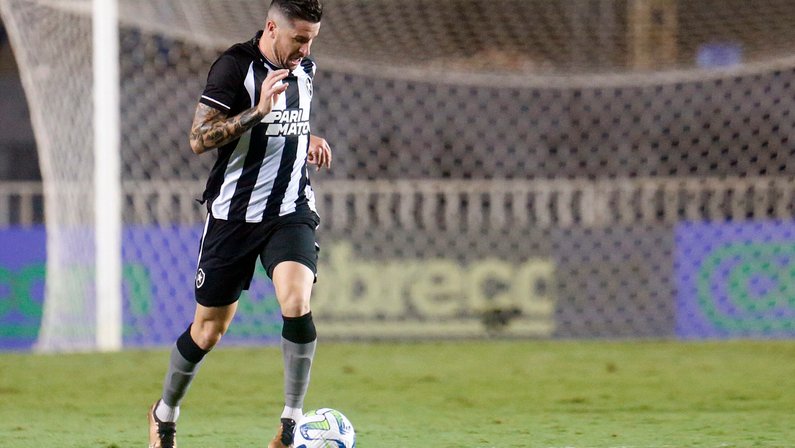 Desprestigiado, Gustavo Sauer vai de esperança a última opção no banco do Botafogo