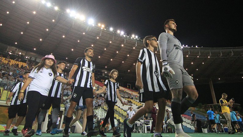 Após gol, Eduardo garante já estar 100% no Botafogo: ‘Comissão técnica vai saber me usar da melhor maneira possível’