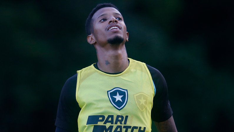 Tchê Tchê mantém regularidade no Botafogo em meio a oscilações da equipe