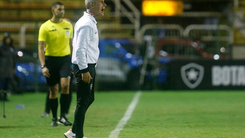 Luís Castro ressalta gramado ruim, mas aprova atuação do Botafogo diante da Portuguesa: ‘Talvez o resultado certo fosse 6 a 2, por aí’
