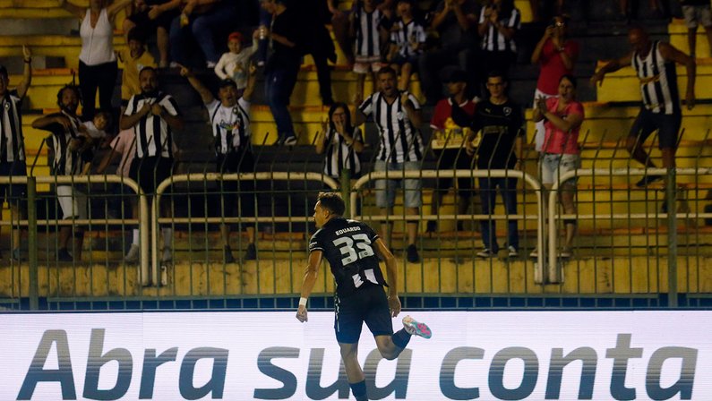 Análise: com altos e baixos, Botafogo vence a Portuguesa com Eduardo em destaque