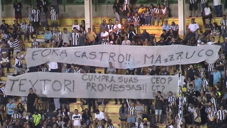 Faixas de protesto em Botafogo x Portuguesa | Taça Rio 2023