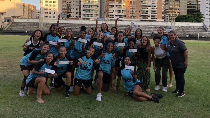 Jogadoras do Botafogo recebem convites para shows do Coldplay no Estádio Nilton Santos