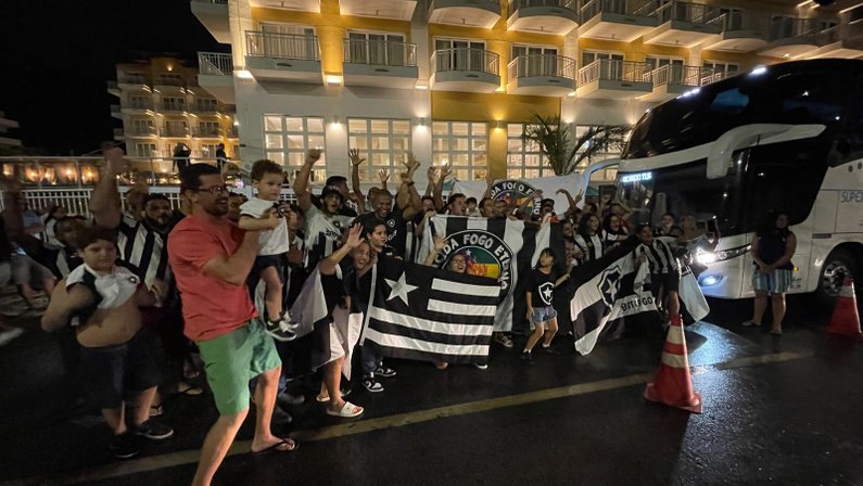 Apoio total! Torcida do Botafogo recebe time em Aracaju com festa sob chuva na véspera da estreia na Copa do Brasil