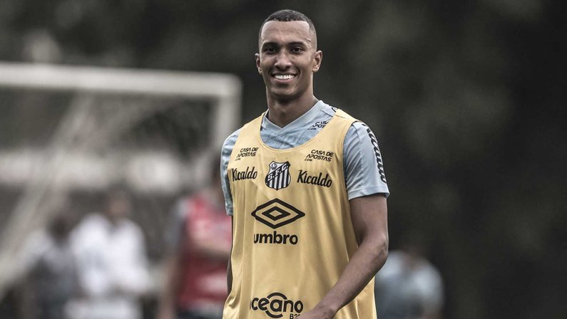 Especulado no Botafogo, atacante do Santos Lucas Braga entra na mira do Vasco