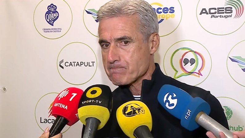 Luís Castro, técnico do Botafogo, é entrevistado pela imprensa portuguesa em Viana do Castelo em março de 2023
