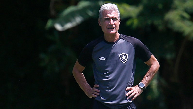 Luís Castro no treino do Botafogo em março de 2022