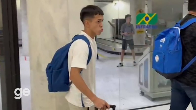 Matías Segovia desembarca no Rio de Janeiro para assinar contrato com o Botafogo