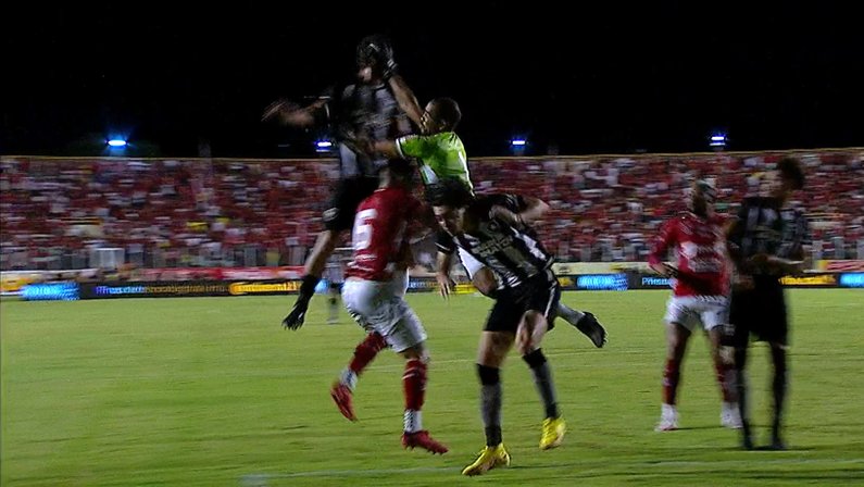 ‘Central do Apito’ aponta pênalti não marcado para o Botafogo e enumera paralisações para justificar acréscimos dados pelo juiz