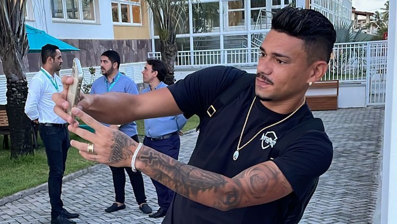 Ainda à espera de efeito suspensivo, Tiquinho Soares embarca com elenco do Botafogo para estádio para jogo da Copa do Brasil