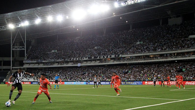 Maracanã com ‘divergências’ e péssimo gramado… como é bom o Botafogo ter o Estádio Nilton Santos! Aproveitemos