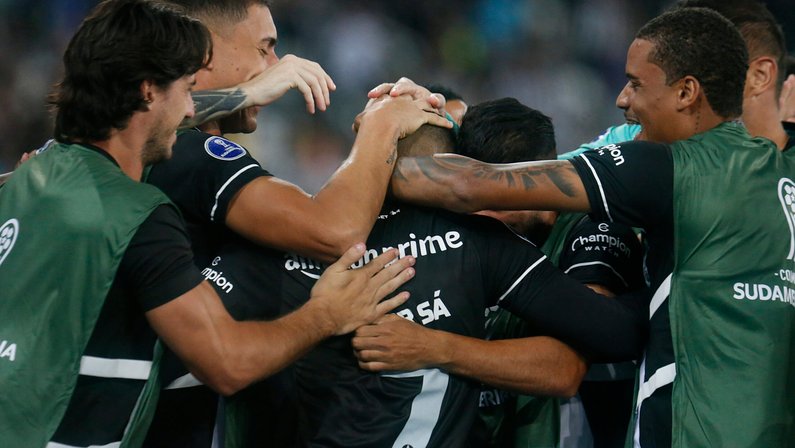 Briga pela titularidade nas pontas do Botafogo se acirra; quem está melhor hoje?