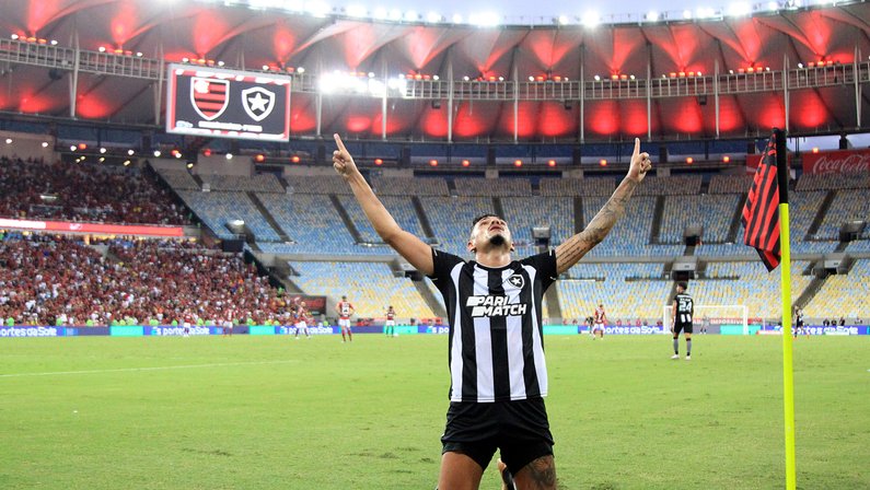 Análise: no ritmo de Tiquinho Soares, Botafogo mostra equilíbrio e confiança para bater o Flamengo no Maracanã