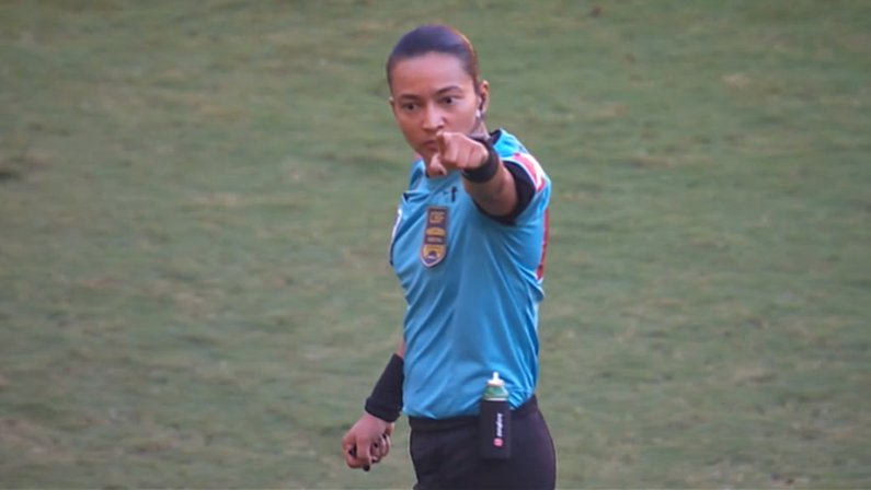 Árbitra Edina Alves Batista em Flamengo x Botafogo | Campeonato Brasileiro 2023