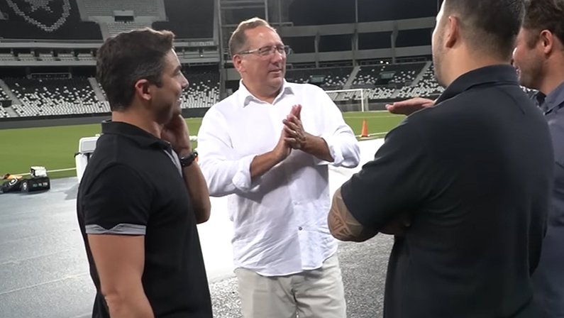 John Textor visita Estádio Nilton Santos, do Botafogo, em abril de 2023