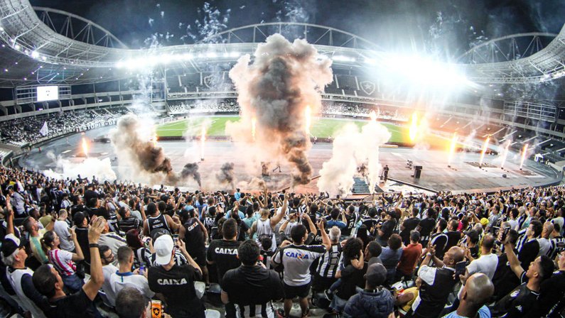 Torcida em Botafogo x Corinthians no Estádio Nilton Santos