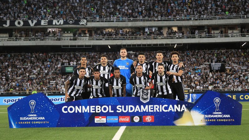 Análise: Botafogo erra muitos passes, para em jogo físico da LDU e não sai do 0 a 0