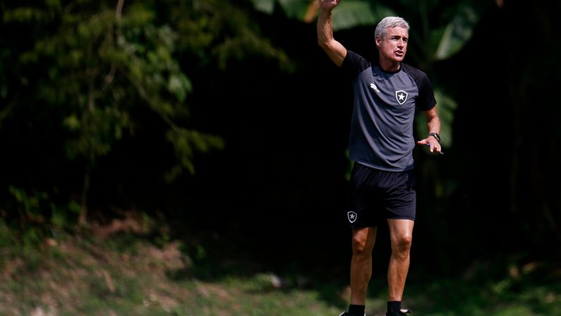 Fica, Luís Castro! Permanência do técnico no Botafogo é importante para série de processos