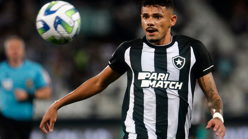 Artilheiro do Brasileirão, Tiquinho Soares celebra fase no Botafogo: ‘Vim pela felicidade de jogar futebol’