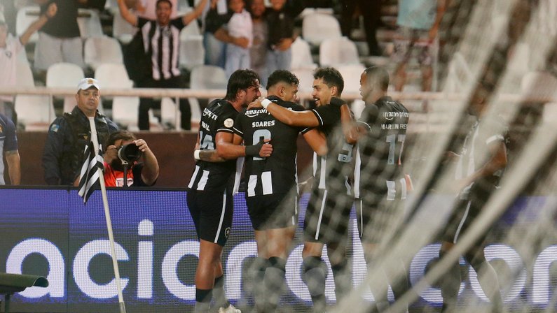 John Textor exalta Botafogo após vitória sobre o Corinthians: ‘Estou tão orgulhoso desses homens. Família é assim’