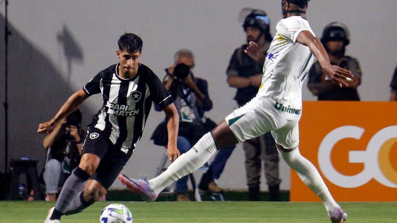 Análise: Botafogo cria pouco, finaliza mal e desperdiça chance de vencer Goiás