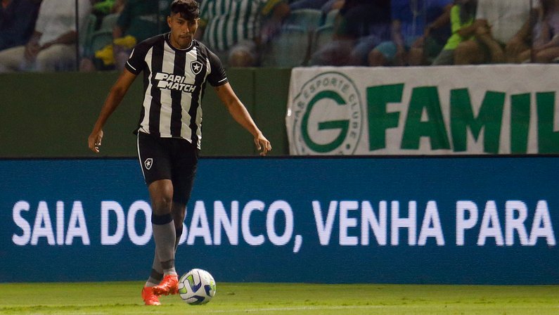 César Vallejo dá sinais importantes sobre a zaga do Botafogo