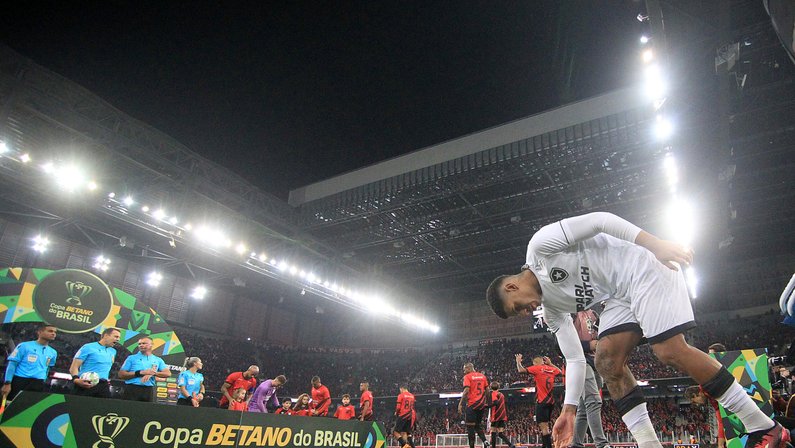 Análise: do céu ao inferno, Botafogo sucumbe à pressão no segundo tempo e cede virada para o Athletico-PR